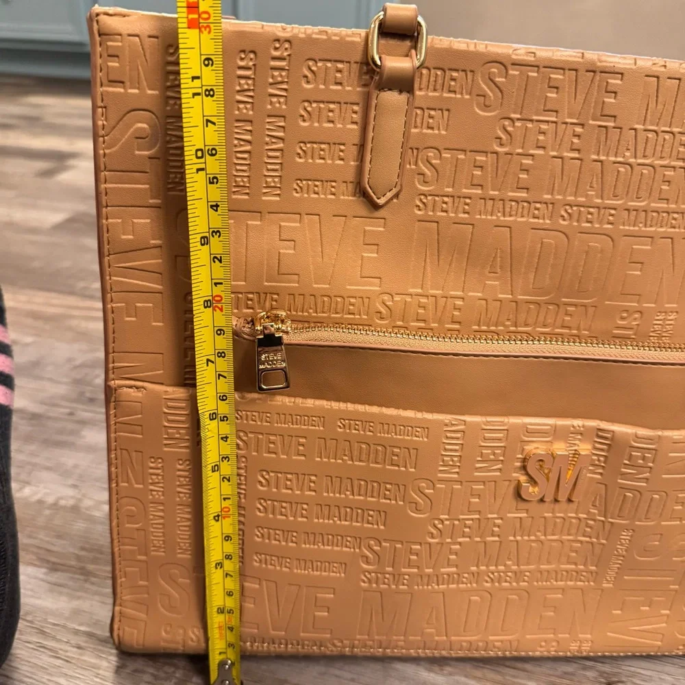 Steve Madden Large Logo Embossed Tote Tan Shoulder Bag Gold Hardware - Picture 10 of 12